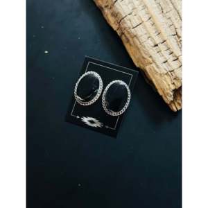 Boucles d'oreilles clous Navajo faites à la main en argent sterling et buffle blanc, incrustation d'onyx sertie clos - Product Image 4