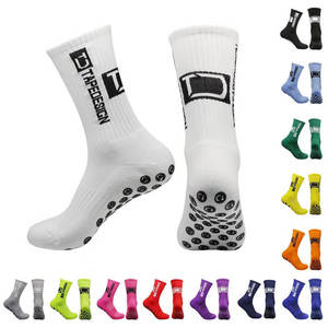 Chaussettes de sport montantes pour jeunes athlètes 100 % coton écologiques pour la saison automne, multicolores, antidérapantes, avec logo personnalisé sur le bord - Product Image 4