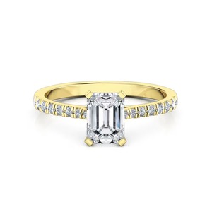 Anillo de compromiso con diamantes cultivados en laboratorio, corte esmeralda, sobre banda pavé, F-VS2, para regalo de aniversario nupcial, oro macizo de 14K con engaste pavé. - Product Image 1