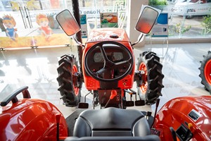 Tracteur agricole Kubota M6040 pour rizières, 60 CV, 4 roues motrices, diesel, pour <span class=keywords><strong>op</strong></span>érations de culture du riz - Product Image 3