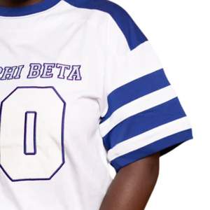 T-shirt de sororité de style hockey blanc et bleu avec patch numéro et manches rayées Chemise unisexe Greek Life Apparel - Product Image 5