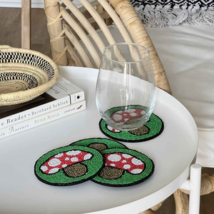 Sous-verre perlé fait à la main avec un design de champignon coloré parfait pour la décoration de l'heure du thé et les cadeaux uniques - Product Image 2