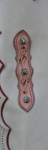 Chaps en cuir western de qualité supérieure, faits à la main, avec un design floral et des embellissements métalliques élégants, confortables pour l'équitation - Product Image 3