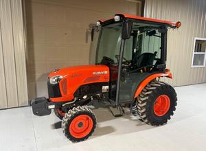 Envío Gratuito, Tractor de Ruedas Kubota B2650 Utilitario en Venta, 26Hp Diésel, Transmisión Hidrostática de 3 Velocidades, Aire Acondicionado, Calefacción, Radio, Joystick - Product Image 3