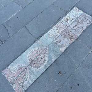 Alfombra turca de 1.1x4.3 pies, alfombra vintage de lana con motivos de plantas y árboles azules - Product Image 2