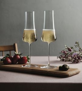 Verre à vin en verre soufflé à la main avec courbure unique offrant un style pour une présentation et une dégustation élégantes du vin - Product Image 6