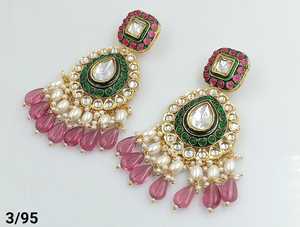 BOUCLES D'OREILLES INDIENNES TRADITIONNELLES ET À LA MODE BOUCLES D'OREILLES PLAQUÉES OR KUNDAN AVEC PERLES ET BOUCLES D'OREILLES BOLLYWOOD POUR FEMMES ET FILLES - Product Image 3