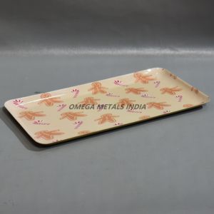 Encantadora bandeja larga de color beige con patrones caprichosos de pan de jengibre, ideal para servir aperitivos y animar cualquier ocasión - Product Image 1