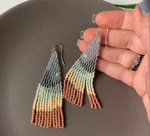Boucles d'oreilles à franges perlées faites à la main, qualité luxe, motif montagne - Gris Menthe Marron - Boucles d'oreilles à pompons perlés - Product Image 2