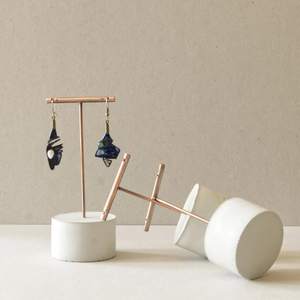 Soporte de exhibición de joyería de Metal de diseño de lujo 2025 organizador de mesa de joyería artificial y dorada - Product Image 5