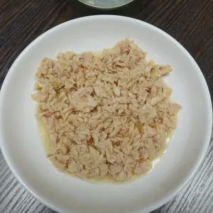 Produk berbagai jenis kehidupan original Tuna kaleng padat dalam minyak sayur badan ikan gaya OEM rak berat