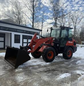 Chargeuse sur pneus Kubota R540, chargeuse de chantier robuste avec moteur puissant, capacité de levage élevée, consommation de carburant économique, construction durable - Product Image 4