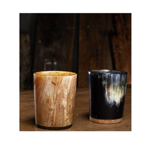 Tasse en corne et verre faits à la main rustique poli de style médiéval ensemble de boisson parfait pour la décoration de la cuisine bar festival et occasions - Product Image 1