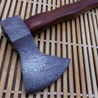 Hache en acier Damas sur mesure, tête en acier à motif fait main avec manche en bois naturel, hache en acier Damas de qualité supérieure