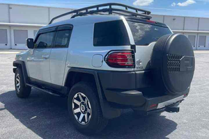 Toyota FJ Cruiser 2024 d'occasion, boîte manuelle 6 vitesses, 4x4 intégral, différentiel arrière autobloquant, conduite à gauche, sièges en cuir, écran tactile, xénon - Product Image 3