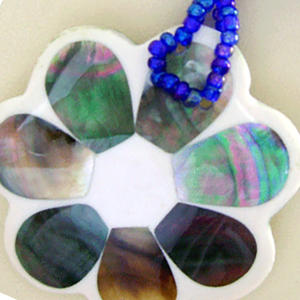 Collier en mosaïque de coquillages noirs mignons de SEASHELL JEWELRY avec motif floral, idéal pour un cadeau - Product Image 2