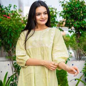 Top Corto de Algodón Moderno, Diseño Minimalista, Tejido Transpirable y Suave, Atuendo Cómodo para Mujer - Product Image 5