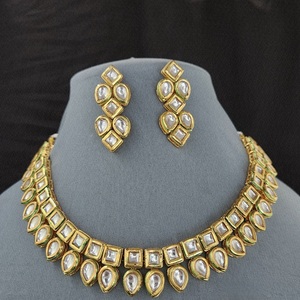 ชุดสร้อยคอชุบทองพร้อมต่างหูคุณภาพระดับพรีเมี่ยมสำหรับผู้หญิงเครื่องประดับดีไซน์เนอร์สำหรับงานแต่งงานและงานปาร์ตี้ - Product Image 1