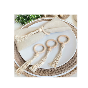 Rond de serviette en bois fait à la main de style avec des perles en bois pour les articles de décoration de table de mariage vente chaude - Product Image 1