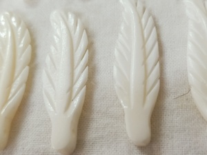 Amuletos de Plumas de Hueso Tallados a Mano - Componentes de Joyería Artesanal para Accesorios Boho y Proyectos de Moda Ética - Product Image 4