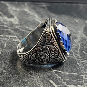 Anillo de Plata Turca Hecho a Mano para Hombre con Gema Ovalada de Zafiro Azul Cabujón, Zirconia Azul de 10k, Patrón Único, Joyería Artesanal - Product Image 5