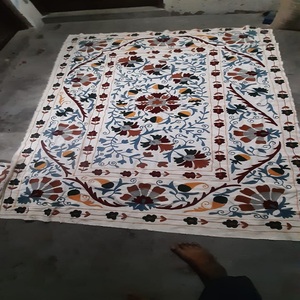 Los edredones bordados Suzani hechos a medida son increíblemente versátiles. Ideal para ocasiones especiales o cenas temáticas culturales y regalos - Product Image 1