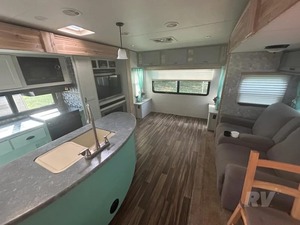 Autocaravana Usada en Excelentes Condiciones, H-I-G-H-L-A-N-D RV OPEN R-A-N-G-E 272RLS, Modelo 2017, Alto Rendimiento, 36 pies de Largo, 2000 kg de Carga Útil, Color Oscuro, en Venta - Product Image 3