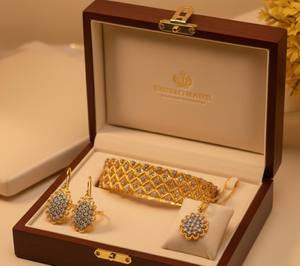 Hermoso Juego de Joyería Paquistaní con Incrustaciones de Oro en Caja de Madera de Lujo, Incluye Brazalete de Filigrana, Colgante para Uso Diario - Product Image 2