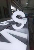 Enseigne personnalisée en lettres canal en acier inoxydable, panneau d'enseigne 3D rétroéclairé en acrylique LED, enseigne murale 3D étanche pour bâtiment