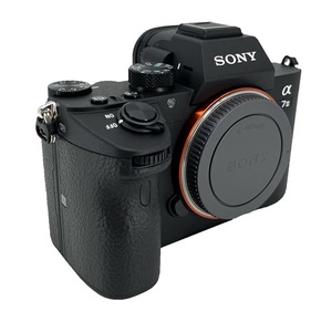 Appareil photo numérique hybride plein format Sony Alpha a7 III 4K 24MP à vente rapide - Product Image 1