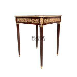 Mesa Auxiliar Cuadrada de Lujo con Intrincados Medallones Geométricos de Porcelana Pintados a Mano y Decoración de Latón Dorado Estilo Palacio - Product Image 3