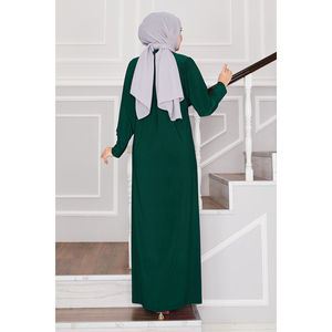 Elegante Vestido Hijab A-Line Color Verde Esmeralda con Cuello Alto y Detalles de Pedrería, Elemento de Moda Sencillo - Product Image 5