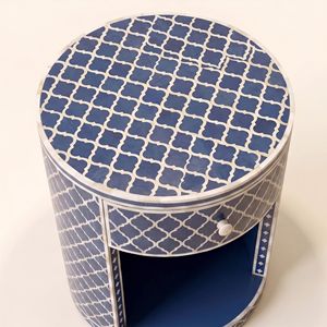 Table de chevet ronde bleue avec motif géométrique et un seul tiroir, meuble de rangement moderne pour chambre à coucher - Product Image 3