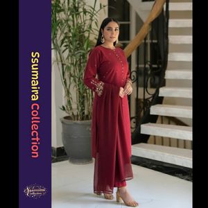 Ssumaira presenta elegante traje bordado de 3 piezas granate | Ropa festiva pakistaní - Product Image 2
