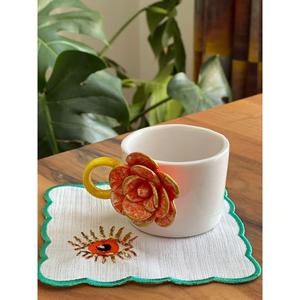 Tazza di rosa arancione con sottobicchiere