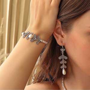 Pulsera de Plata de Ley 925 con Patrón de Hojas Filigranadas y Perlas, Elegante Accesorio para Bodas - Product Image 1