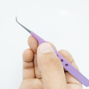 Pince à épiler droite conçue par des professionnels Isolation de la pince à épiler en forme de pied - Product Image 2