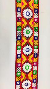 Ribete de Encaje Bordado con Lentejuelas Espejo y Hilos Amarillos de 75mm, Ofertas de Chaquetas Indias y Pakistaníes al por Mayor - Product Image 4