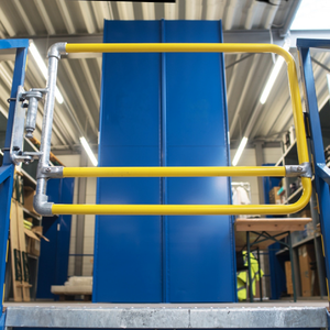 Puerta de cierre automático de aluminio OEM de Vietnam para seguridad de escaleras y protección contra caídas industriales de muy alta calidad y rentable - Product Image 3