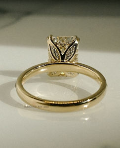 3,60 Ct Hidden Halo Moissanite Diamond Emerald Cut Ring con brillo atemporal Hidden Halo Solitaire con una claridad impresionante - Product Image 3