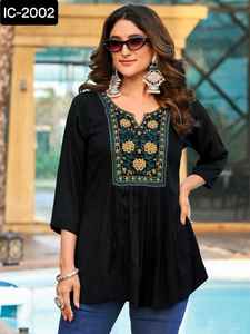 Nouveau modèle femmes décontracté et tenue quotidienne haut en rayonne lourde avec beau travail de broderie avec motif fantaisie court Kurtis pour les femmes - Product Image 2