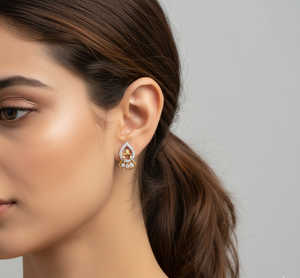 Boucles d'oreilles en or de style vintage avec diamants taille poire pour les fêtes - Product Image 4