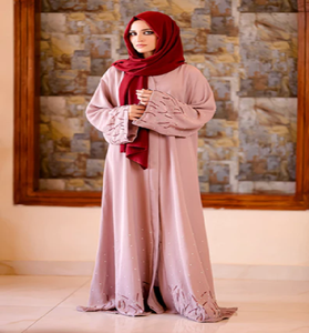 Elegante abaya color malva con bordados intrincados en las mangas. Perfecto para eventos. Disponible a precios de mayoreo. - Product Image 1