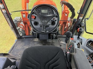PROVEEDOR DE Kubota Serie M6 M6-111 4WD TRA con Transmisión INTELLI-SHIFT de 24 Velocidades, Cargador LA1955, 2 Unidades Listas para Venta y Entrega - Product Image 3