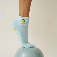 Chaussettes de Pilates pour femmes à motif jacquard de fruits mignons, avec revers décoratifs, mini chaussettes à grip respirantes et durables pour studios de Reformer