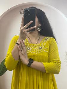 Kurti de Diseño para Mujer en Georgette con Pantalón a Juego y Dupatta de Micro Algodón, en Existencia, Hecho en India - Product Image 2