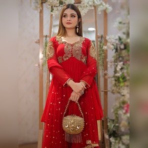 ชุดเสื้อผ้าสตรีแบบหรูหรา ผ้าจอร์เจตต์ ประกอบด้วยเสื้อและกางเกงขายาวปักลายด้วยด้ายอย่างสวยงาม พร้อมผ้าคลุมไหล่ผ้าจอร์เจตต์ เหมาะสำหรับใส่ในโอกาสสบายๆ - Product Image 5