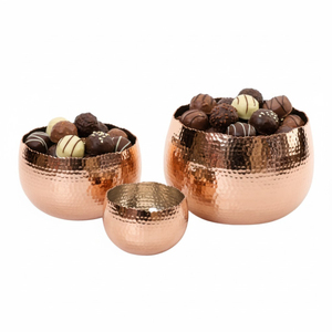 Bol de service élégant en métal finition or martelé avec base en marbre noir pour chocolats, bonbons ou fruits secs à prix raisonnable - Product Image 6