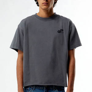 T-shirt court et ample de style streetwear pour homme, avec des proportions équilibrées et un look urbain décontracté. - Product Image 1