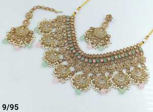 FANCY ANTIGUO TRADICIONAL Y DE MODA TONO DORADO KUNDAN PERLA GARGANTILLA COLLAR PENDIENTES CONJUNTO CON MANGTIKA PARA MUJER Y NIÑA - Product Image 4